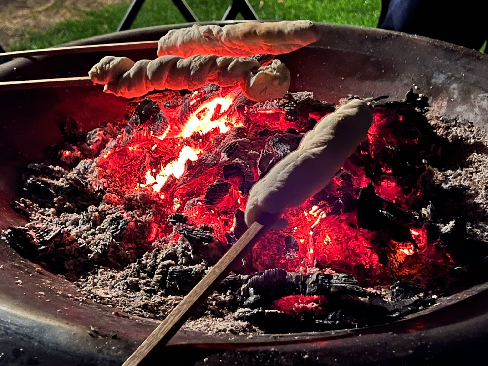 Stockbrot mit der Feuerschale