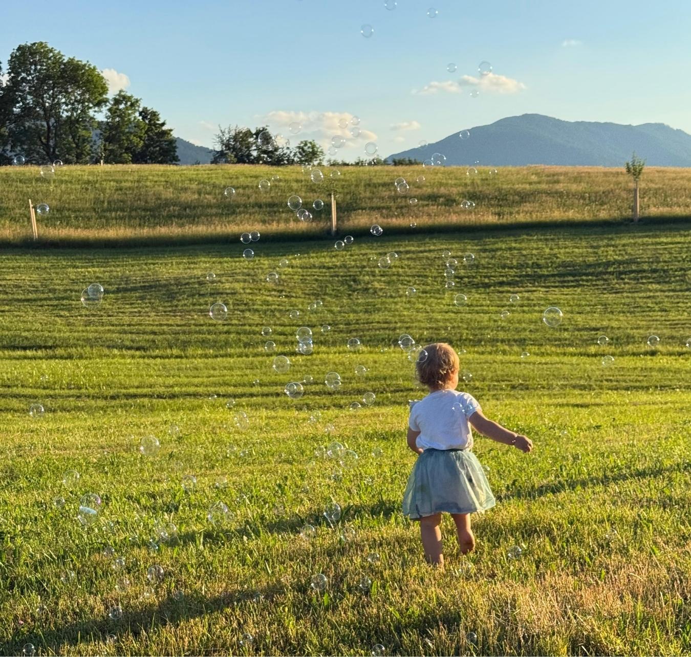 Spielendes Kleinkind auf der Wiese